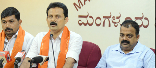 10,000 VHP, Bhajrangdal activists to take part in Bengaluru Chalo programme  Mangaluru:  As many as one thousand VHP and Bhajrangdal activists from Mangaluru are expected to reach Bengaluru on June 22 as part of the Bengaluru Chalo Programme at Freedom Park   on that day to protest against the State Government policies.  Informing this to reporters here Jithendra Kottari accused the Congress government in the state of pursuing anti-Hindu policies. He lashed out at the government for withdrawing cases against PFI and KFD activists when around six months ago there was a plan to ban these organisations.  He also criticised the government for withdrawing the Anti-Cow Slaughter Act, for introducing Shaadi Bhagya Scheme only for Muslim Women and  for trying to implement Karnataka Anti-Superstition Legislation.  The Bengaluru Chalo Programme will be participated by around 10,000 activists, he said adding  the team from Mangaluru will leave for Bengaluru  from the Mangaladevi Temple premises on June 21. Buses have been arranged for the purpose, he added.  Jagadish Shenava, District President of VHP said his organisation was not against withdrawal of cases against innocent people  but cannot accept dropping cases against everyone.   He also stated that a complaint has been lodged with the police regarding threatening calls received by Sharan Pumpwell.